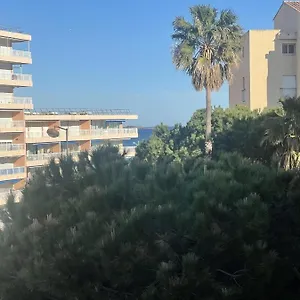 https://joli-studio-les-pieds-dans-leau.fr-provencehotel.com